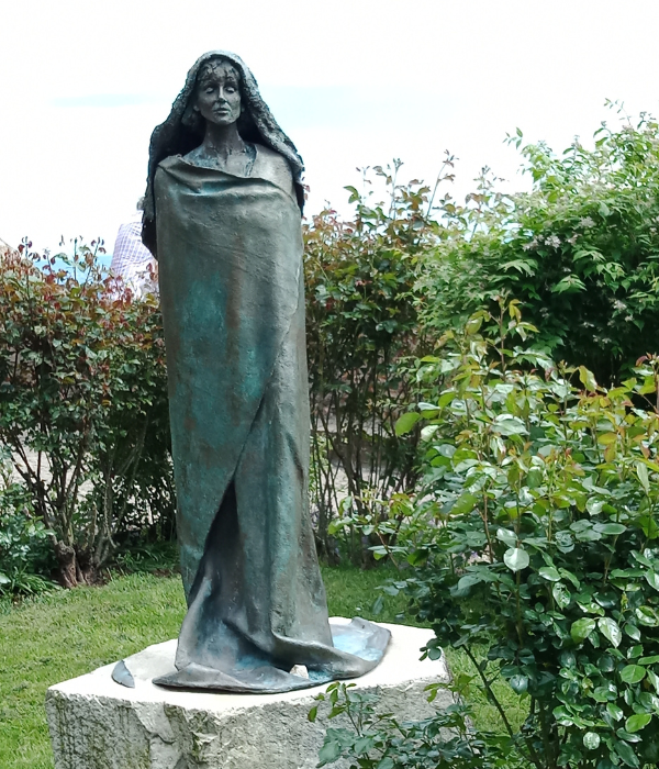 Scannerin im Business - Statue von Hildegard von Bingen